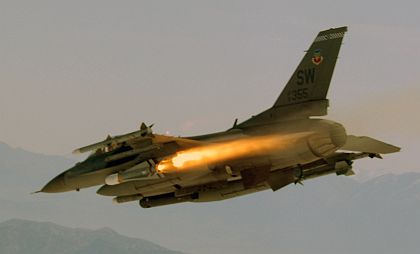 F-16戰(zhàn)斗機發(fā)射AGM-65空對地導彈(資料圖) F-16戰(zhàn)斗機發(fā)射AGM-65空對地導彈(資料圖)