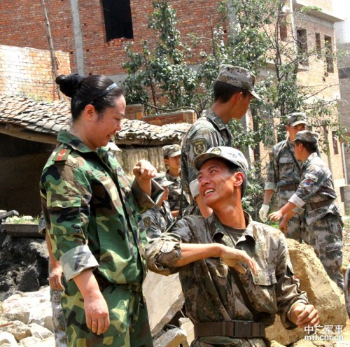 “母子兵”相逢救災(zāi)一線 “母子兵”相逢救災(zāi)一線