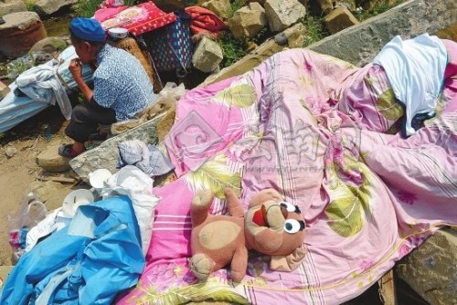 小玩偶也從廢墟中刨出來 小玩偶也從廢墟中刨出來