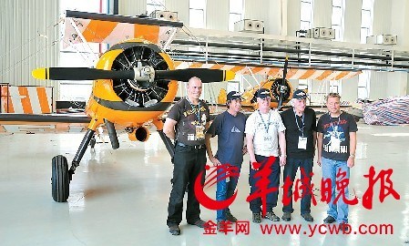 “百年靈”機(jī)翼行走表演隊(duì)將上演“美女空中漫步” “百年靈”機(jī)翼行走表演隊(duì)將上演“美女空中漫步”