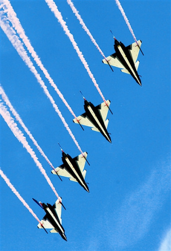 6架紅藍(lán)涂裝的殲-10戰(zhàn)機(jī)縱情潑墨寫意 6架紅藍(lán)涂裝的殲-10戰(zhàn)機(jī)縱情潑墨寫意