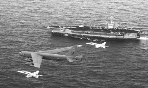 美國空軍的B-52轟炸機(jī)演練與航母協(xié)同作戰(zhàn) 美國空軍的B-52轟炸機(jī)演練與航母協(xié)同作戰(zhàn)