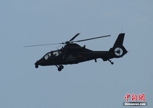 中國陸航直19武裝直升機(jī)11日在珠海航展上空進(jìn)行了精彩的飛行表演。 中國陸航直19武裝直升機(jī)11日在珠海航展上空進(jìn)行了精彩的飛行表演。