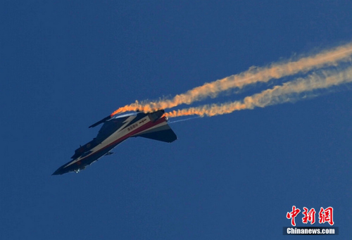 八一飛行表演隊珠海獻技 八一飛行表演隊珠海獻技