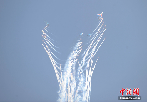 俄羅斯“勇士”戰(zhàn)機(jī)耍絕活獻(xiàn)技珠海航展 俄羅斯“勇士”戰(zhàn)機(jī)耍絕活獻(xiàn)技珠海航展