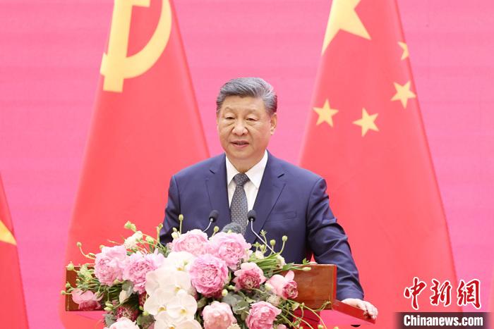 習(xí)近平同越共中央總書記蘇林、越南國家主席梁強(qiáng)共同會(huì)見中越人民大聯(lián)歡活動(dòng)代表