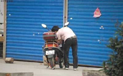 網(wǎng)友曝光男生鎖車要挾女生談戀愛(ài)(組圖)