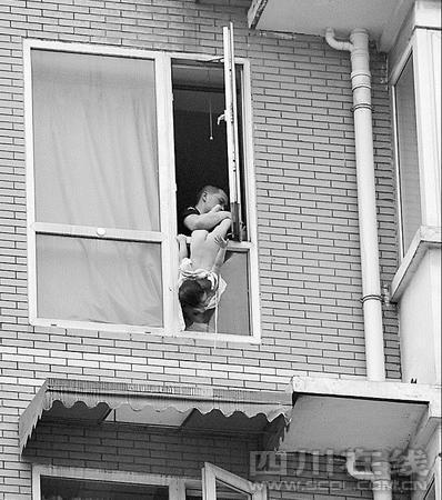 吸毒者將幼女倒懸8樓窗外涉故意殺人被批捕