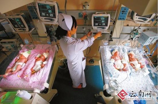 女子產下1男3女四胞胎(組圖)