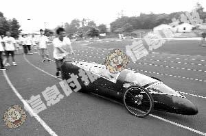 大學(xué)生自制環(huán)保車時(shí)速可達(dá)50公里(圖)