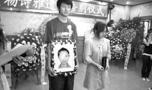 大學(xué)生求愛遭拒殺女同學(xué)續(xù):受害者母親網(wǎng)上追憶