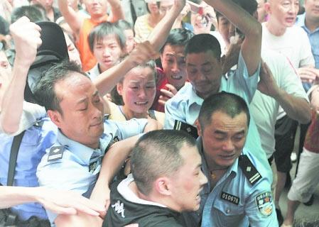 吸毒者將2歲女兒倒懸8樓窗外案今日開(kāi)審