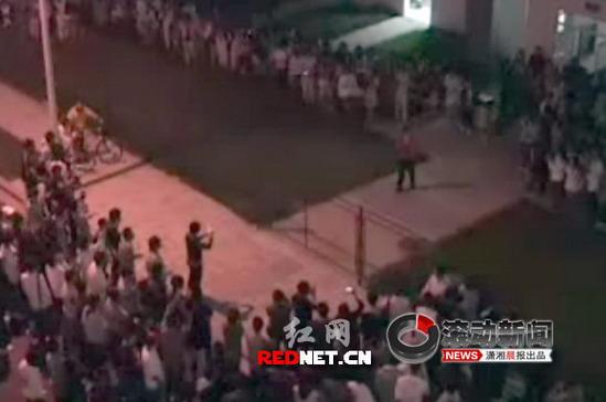 男子帶百人到女生宿舍樓下大喊求愛(組圖)