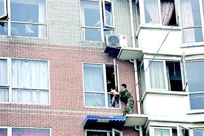 吸毒者將2歲女兒倒懸8樓窗外案今日開(kāi)審