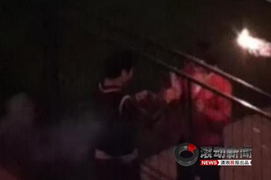 男子帶百人到女生宿舍樓下大喊求愛(組圖)