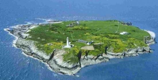 英國(guó)裸體愛好者強(qiáng)占小島游客登島須脫光(圖)