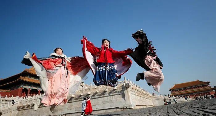 國潮俘獲“Z世代”，中國人審美旨趣向內(nèi)看