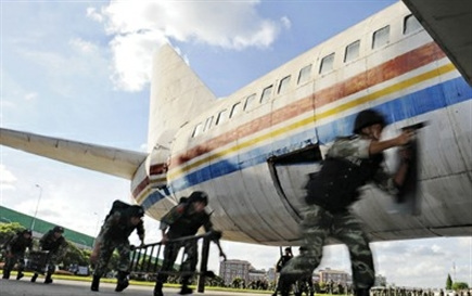 直擊武警特戰(zhàn)隊反劫機演練2秒鐘解救全部人質(zhì)