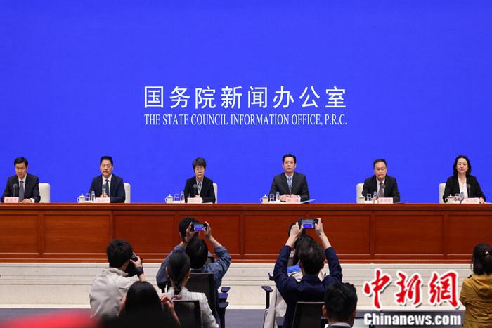 4月19日，中國國務(wù)院新聞辦公室在北京舉行新聞發(fā)布會(huì)，商務(wù)部副部長(zhǎng)郭婷婷、商務(wù)部綜合司司長(zhǎng)楊濤、市場(chǎng)運(yùn)行和消費(fèi)促進(jìn)司司長(zhǎng)徐興鋒、對(duì)外貿(mào)易司司長(zhǎng)李興乾、外國投資管理司負(fù)責(zé)人吉小楓介紹2024年一季度商務(wù)運(yùn)行及工作情況，并答記者問。 <a target='_blank' href='/'>中新社</a>記者 楊可佳 攝 