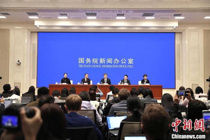 10月12日，中國(guó)國(guó)務(wù)院新聞辦公室在北京舉行新聞發(fā)布會(huì)，財(cái)政部部長(zhǎng)藍(lán)佛安、財(cái)政部副部長(zhǎng)廖岷、財(cái)政部副部長(zhǎng)王東偉、財(cái)政部副部長(zhǎng)郭婷婷介紹“加大財(cái)政政策逆周期調(diào)節(jié)力度、推動(dòng)經(jīng)濟(jì)高質(zhì)量發(fā)展”有關(guān)情況，并答記者問。 <a target='_blank' href='/'>中新社</a>記者 王紫儒 攝
