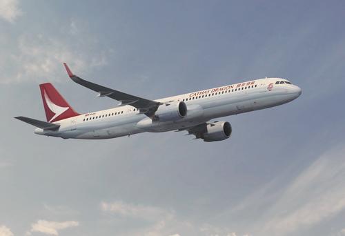港龍航空一載317人飛機引擎冒煙緊急降落高雄機場