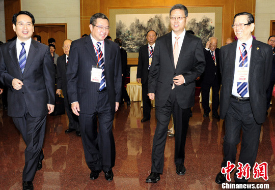 何亞非設(shè)“家宴”款待香港潮屬社團總會訪問團